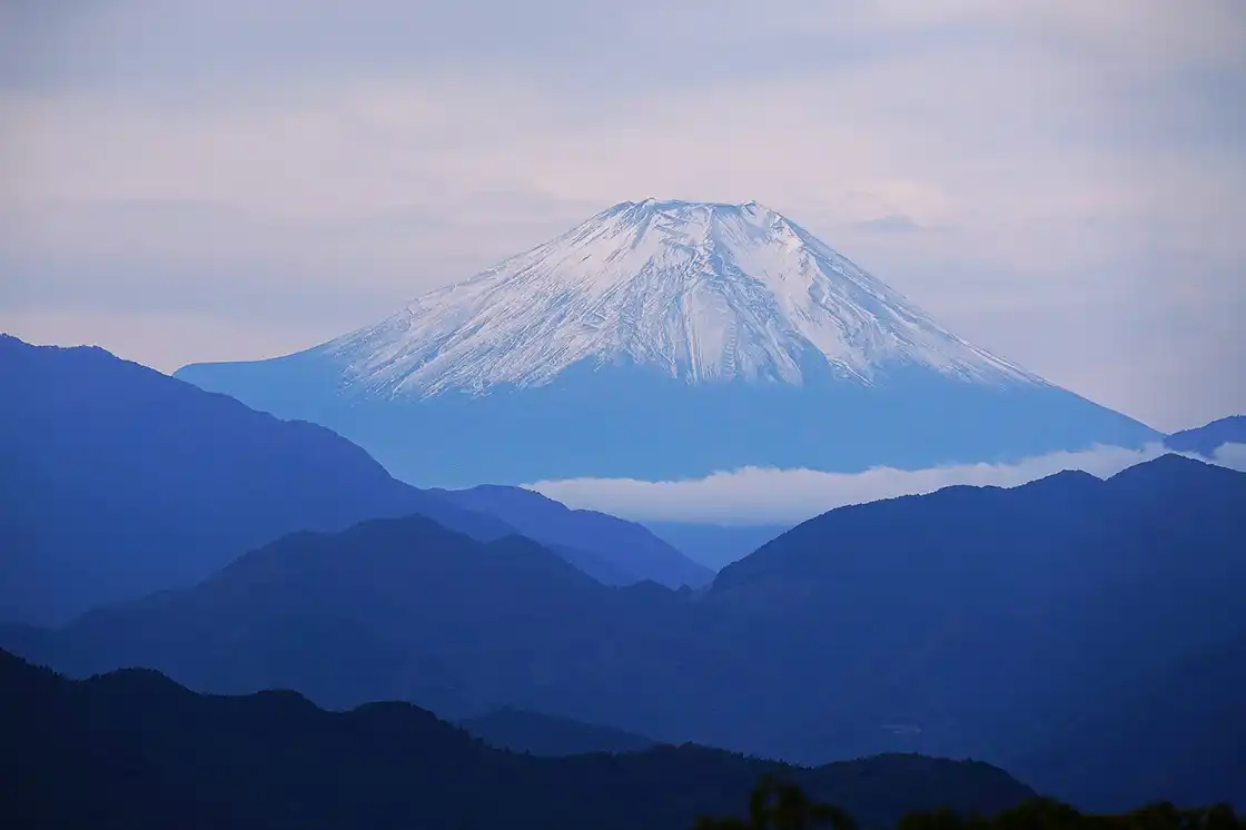 初冠雪の富士の写真