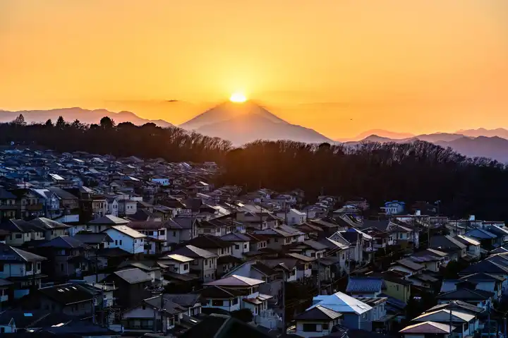 街と稜線の写真