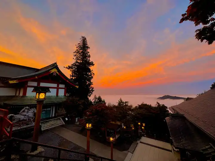 雲海の御岳神社の写真