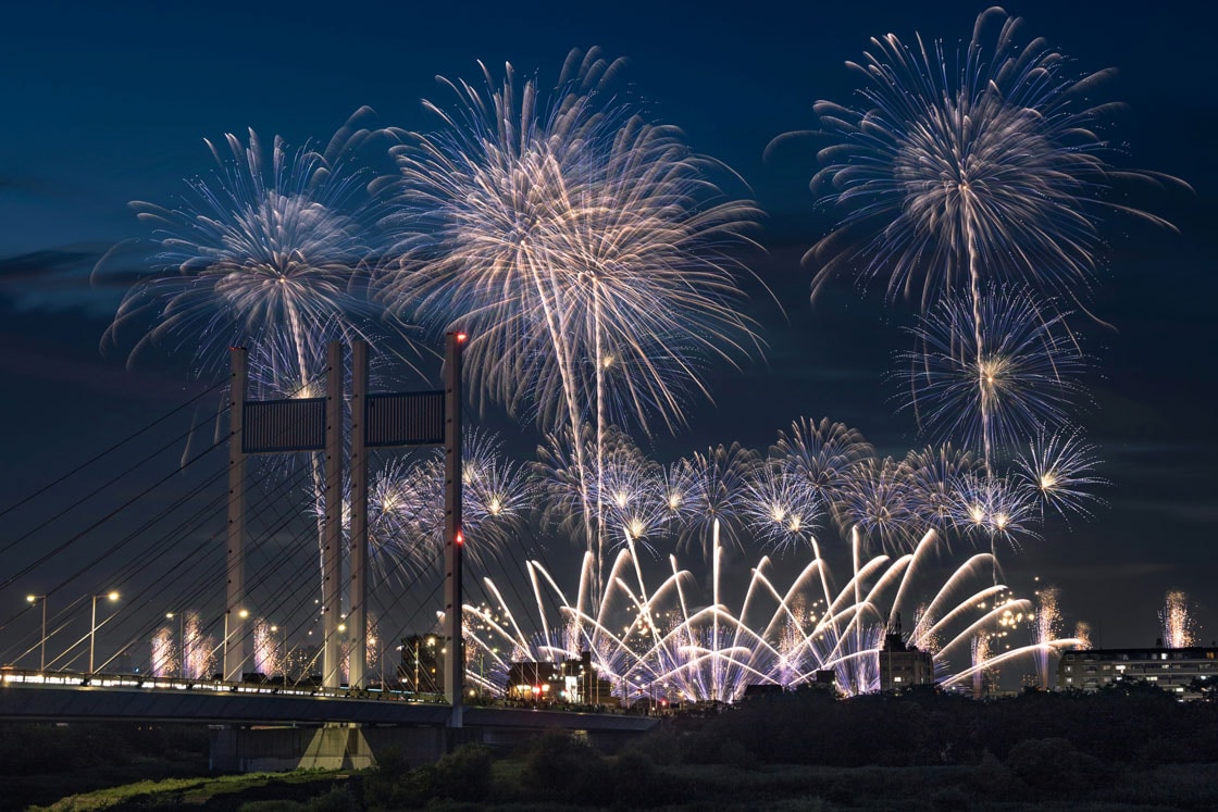多摩川から観る花火の写真