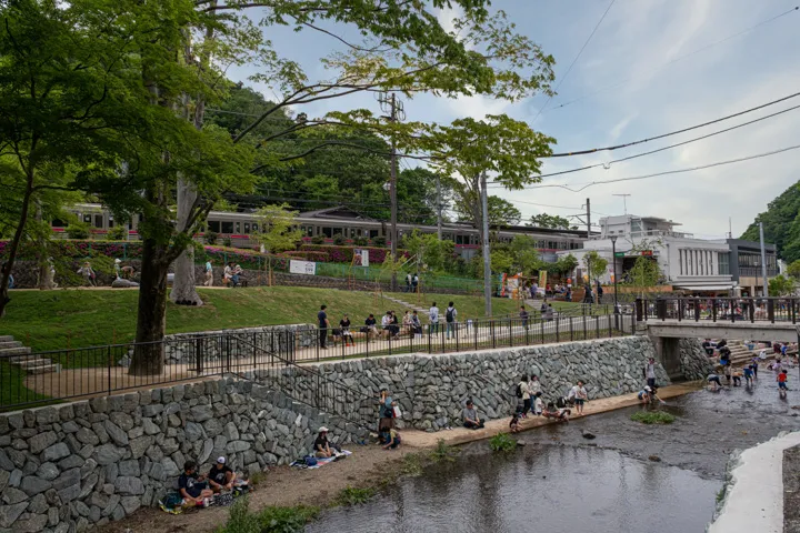 休日の川遊びの写真