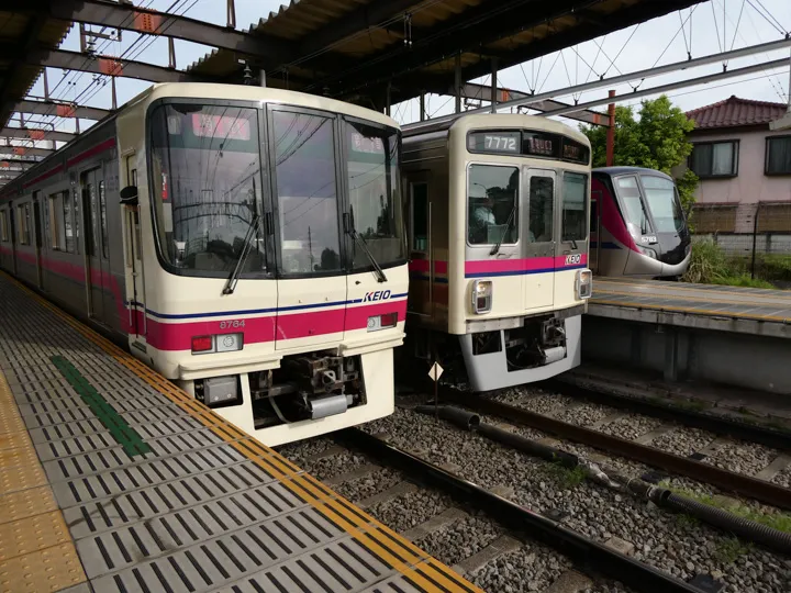 8000系と7000系と京王ライナーの写真
