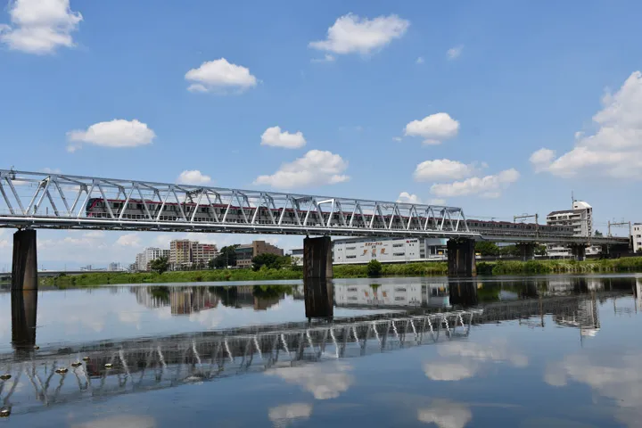 多摩川に映る夏模様の写真