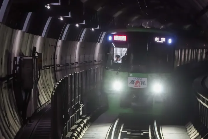 トンネルを走る高尾山トレインの写真