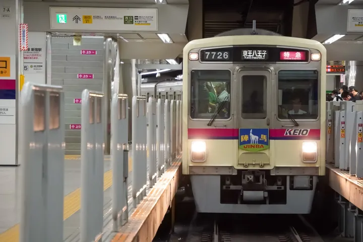 終端駅に入線する陣馬HMの写真