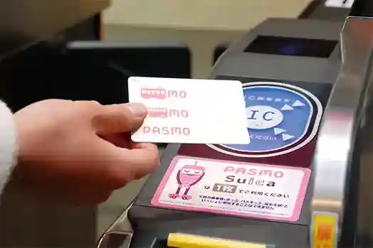 自動改札機でPASMOを使用している写真