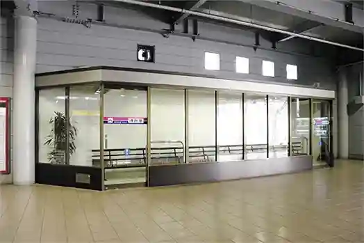 ホーム待合室の外観写真