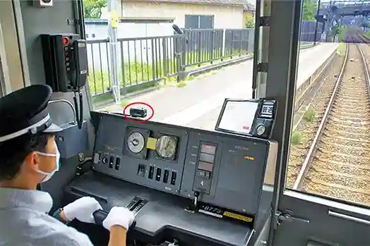 運転台に設置された前方監視カメラの写真