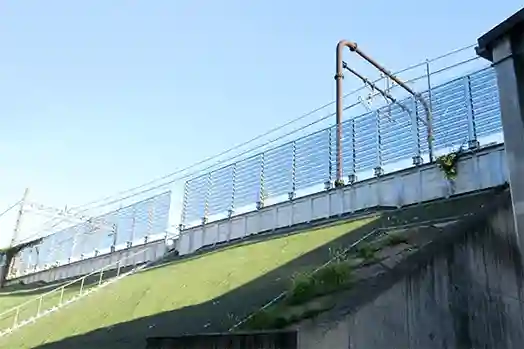 盛土部に設置された防風柵の写真