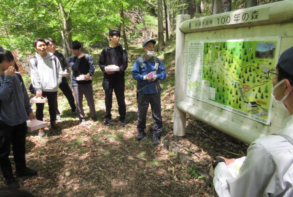 東京都水道局から水道水源林100年の森について説明の写真