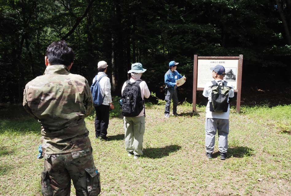 揺拝殿跡地での説明を受けるの写真