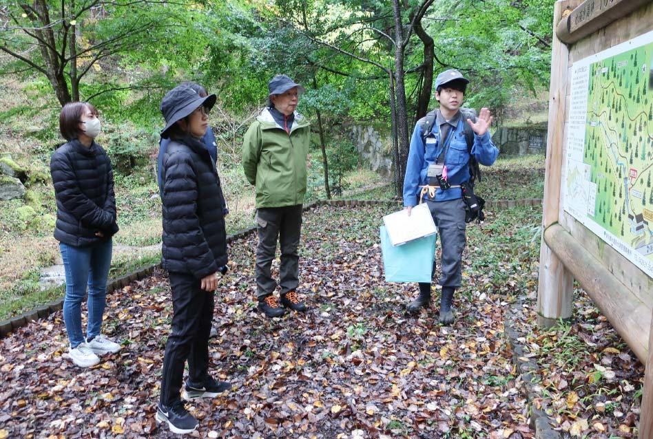 100年の森での説明を受けるの写真3