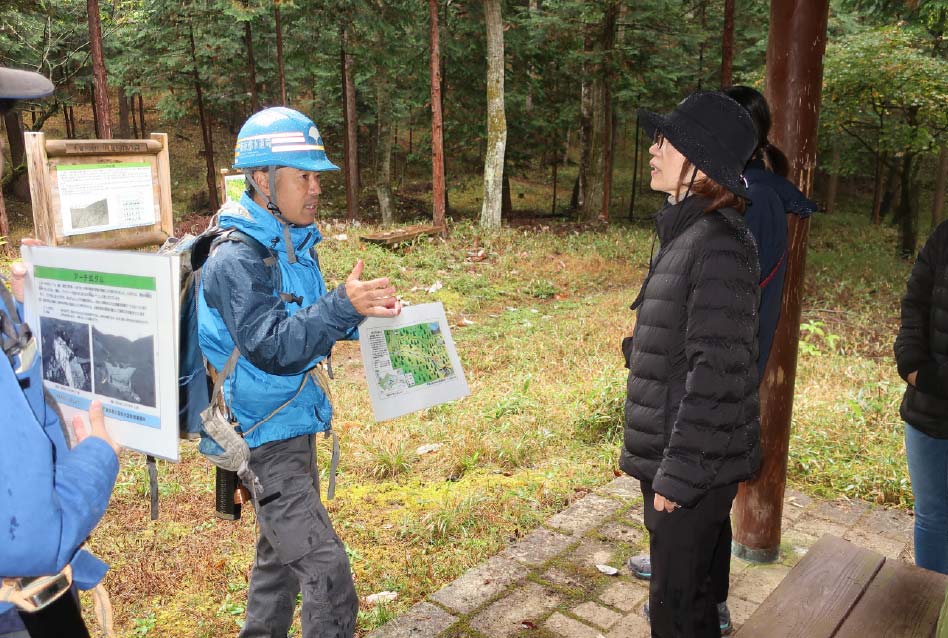 実際に複層林を見ながら説明を受け森林の管理方法を学んだの写真4