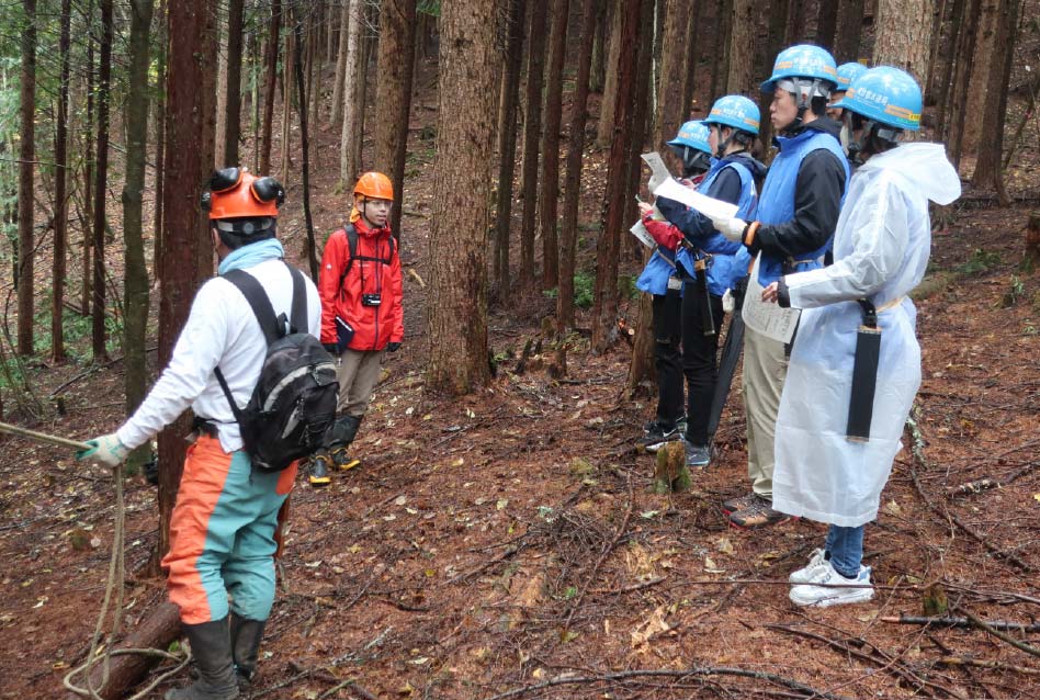 森林組合から間伐方法の説明を受けの写真1