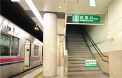幡ヶ谷駅に新設した避難通路